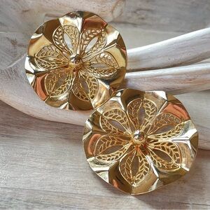 Vintage Sarah Coventry Gold Tone Filigree Floral Clip On Earrings